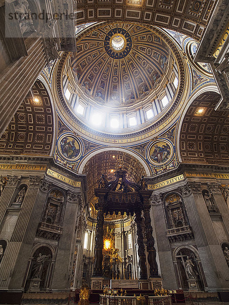 Kuppel im Inneren des Petersdoms in Vatikanstadt  der autonomen Hauptstadt der römisch-katholischen Kirche; Rom  Italien'.
