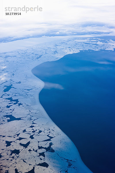 Luftaufnahme von Meereis und offenem Meer im Winter; Nome  Alaska  Vereinigte Staaten von Amerika'.
