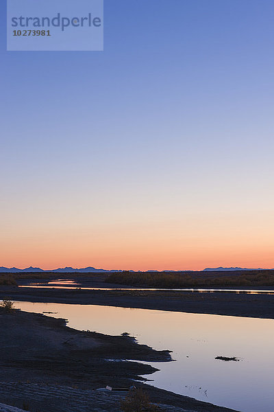 Sonnenaufgang über dem Noatak River  Baird Mountains in der Ferne; Noatak  Alaska  Vereinigte Staaten von Amerika'.