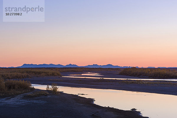 Sonnenaufgang über dem Noatak River  Baird Mountains in der Ferne; Noatak  Alaska  Vereinigte Staaten von Amerika'.