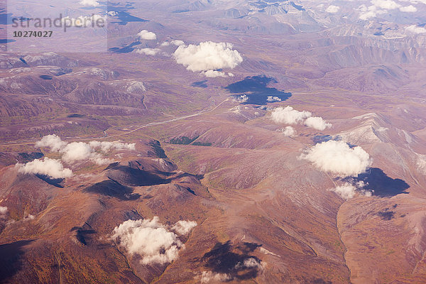 Luftaufnahme von Wolken  die das Kigluaik-Gebirge verdunkeln  nördlich von Nome  Seward-Halbinsel; Alaska  Vereinigte Staaten von Amerika'.