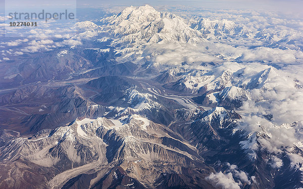 Luftaufnahme des Mount McKinley von Westen  Seen und Gletscher  tiefhängende Wolken in der Ferne  Denali National Park; Alaska  Vereinigte Staaten von Amerika'.