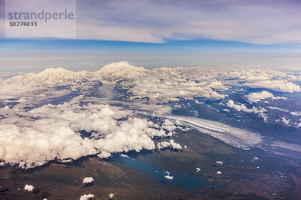 Luftaufnahme des Mount McKinley von Westen  Seen und Gletscher  tiefhängende Wolken in der Ferne  Denali National Park; Alaska  Vereinigte Staaten von Amerika'.