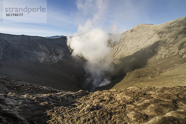 Dampfender Krater des Mount Bromo  Bromo Tengger Semeru National Park  Ost-Java  Indonesien