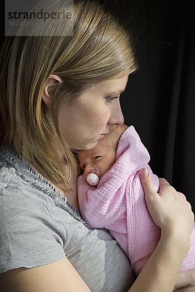 Eine Mutter hält ihre neugeborene Tochter; Chilliwack  British Columbia  Kanada'.