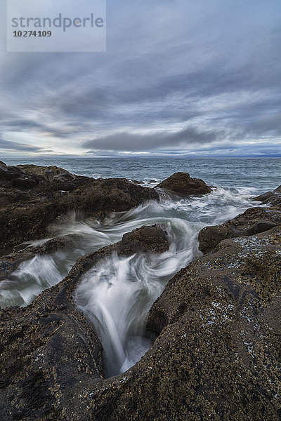 Wasser rauscht über das vulkanische Grundgestein in der Nähe von Tow Hill  Haida Gwaii bei Sonnenaufgang  Naikoon Provincial Park; Masset  British Columbia  Kanada'.