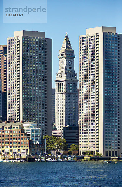 Boston Skyline von der Bucht aus gesehen  der Custom House Tower befindet sich zwischen den beiden Hochhäusern; Boston  Massachusetts  Vereinigte Staaten von Amerika'.