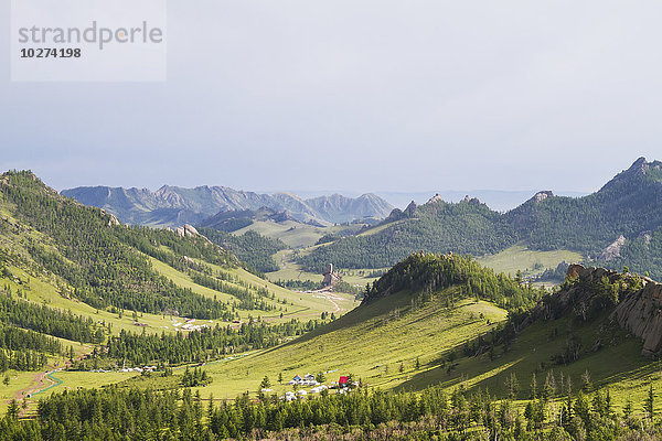 Panoramablick auf die Granitfelsen des Khentii-Gebirges vom buddhistischen Initiations- und Meditationszentrum Aryabala  Gorkhi-Terelj-Nationalpark  Mongolei