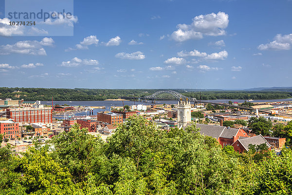 Blick auf die Innenstadt von Dubuque und den Mississippi vom Fenelon Place Elevator; Dubuque  Iowa  Vereinigte Staaten von Amerika'.