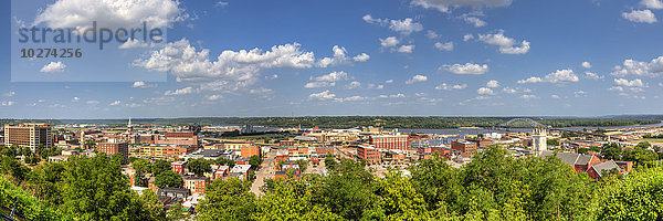Panoramablick auf die Innenstadt von Dubuque und den Mississippi vom Fenelon Place Elevator; Dubuque  Iowa  Vereinigte Staaten von Amerika'.