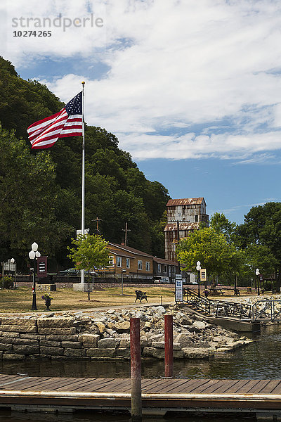 Bootsanleger mit wehender amerikanischer Flagge; McGregor  Iowa  Vereinigte Staaten von Amerika'.