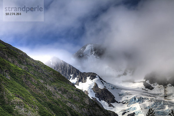 Wolken  die sich um den Byron Glacier im Portage Valley  Chugach National Forest  Alaska  Vereinigte Staaten von Amerika  zusammenziehen.