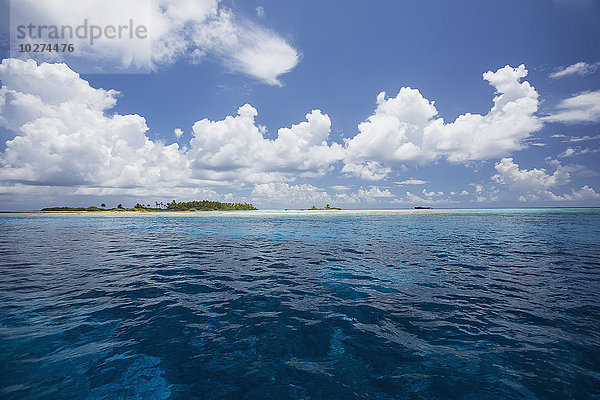 Atoll mit Schiff in der Ferne; Tahiti'.