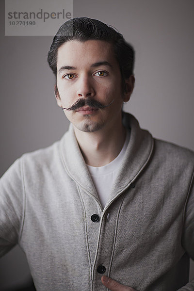 Porträt eines jungen Mannes mit Schnurrbart; Regina  Saskatchewan  Kanada'.