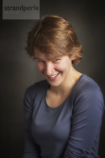Porträt einer lachenden jungen Frau; Vereinigte Staaten von Amerika'.