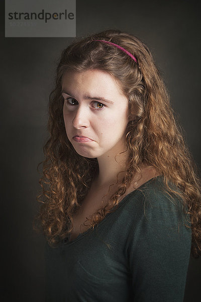 Porträt einer jungen Frau mit traurigem Gesicht; Vereinigte Staaten von Amerika'.