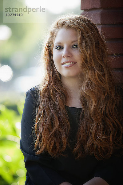Porträt einer jungen Frau mit langen roten Haaren; Vereinigte Staaten von Amerika
