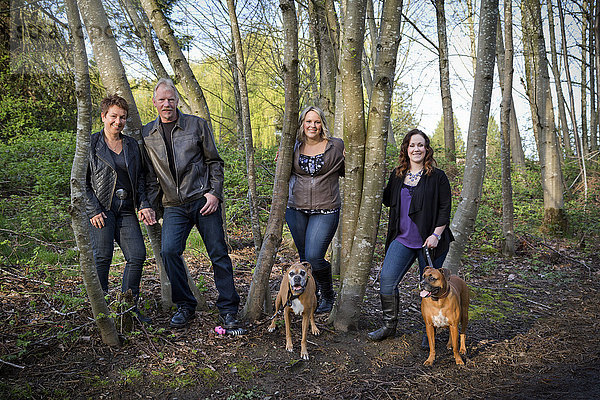 Porträt einer Familie mit zwei Töchtern und zwei Hunden; British Columbia  Kanada .