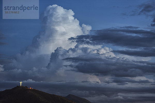 Gewitterwolken oder Cumulo-Nimbus-Wolken bilden sich über der Stadt Cochabamba; Cochabamba  Bolivien'.