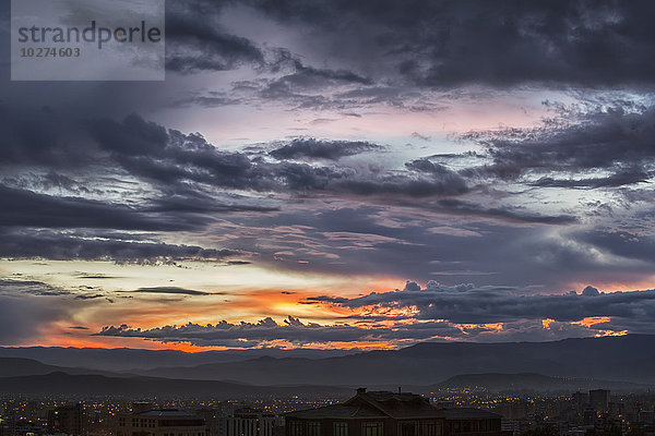 Der Sonnenuntergang färbt den Himmel über der Stadt Cochabamba; Cochabamba  Bolivien'.
