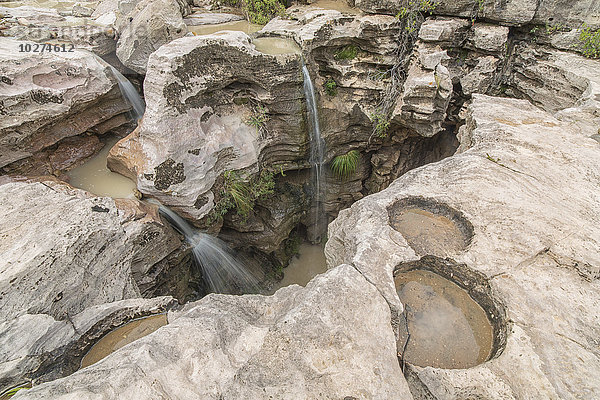 Einzigartig geschliffene Felsen um einen Wasserfall im Toro Toro National Park; Bolivien'.