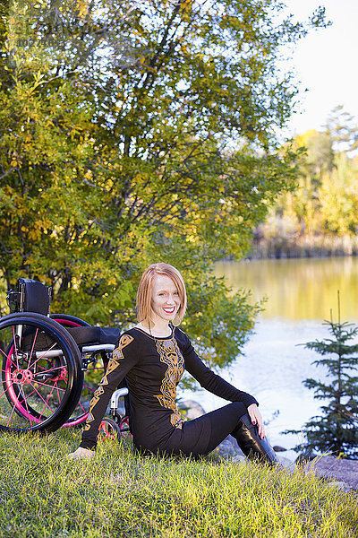Porträt einer jungen behinderten Frau in einem Stadtpark im Herbst; Edmonton  Alberta  Kanada'.