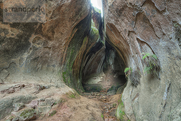 Die Höhlen und geschnitzten Wände der Cuidad de Itas oder Stadt der Felsen im Toro-Toro-Nationalpark; Bolivien'.