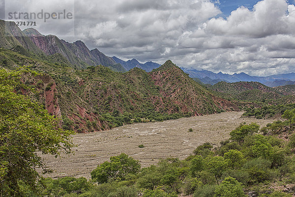 Die farbenfrohe Berglandschaft des Toro Toro Nationalparks; Bolivien'.