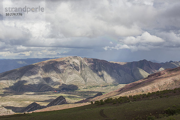 Die farbenfrohe Berglandschaft des Toro Toro Nationalparks mit der Stadt Toro Toro in der Ferne; Bolivien'.