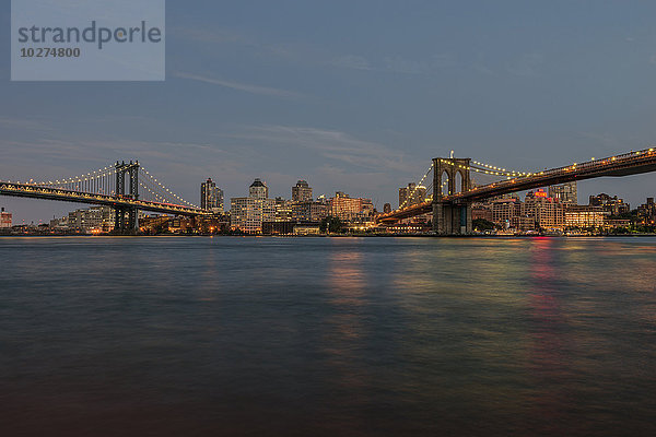 Manhattan- und Brooklyn-Brücke bei Sonnenuntergang;New York City  New York  Vereinigte Staaten von Amerika'.