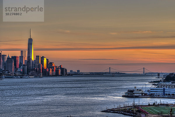 Sonnenuntergang über Lower Manhattan und der Verrazano-Narrows Bridge; Weehawken  New Jersey  Vereinigte Staaten von Amerika'.