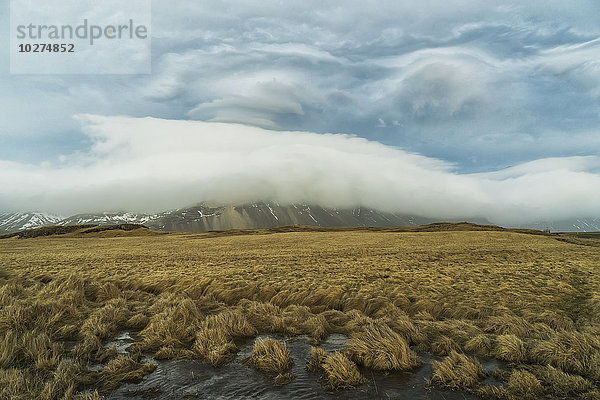 Starke Winde erzeugen linsenförmige Wolken in der oberen Atmosphäre über den östlichen Fjorden im Südosten Islands; Island'.