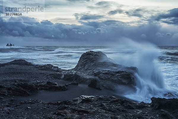 Riesige Wellen brechen an der Küste von Dyrholaey  an der Südküste Islands; Island'