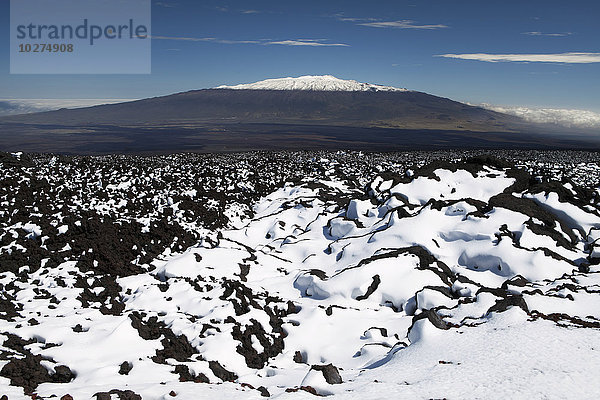 Schnee auf Aa-Lava  Mauna Loa Schnee und Mauna Kea im Hintergrund  von der Mauna Loa Obervatory Road; Insel Hawaii  Hawaii  Vereinigte Staaten von Amerika'.