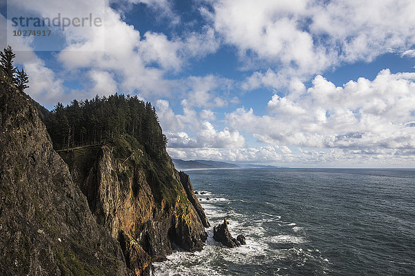 'Vereinzelte Wolken ziehen über die Küste von Oregon; Manzanita  Oregon  Vereinigte Staaten von Amerika'.