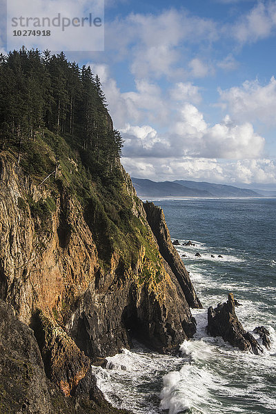 'Vereinzelte Wolken ziehen über die Küste von Oregon; Manzanita  Oregon  Vereinigte Staaten von Amerika'.