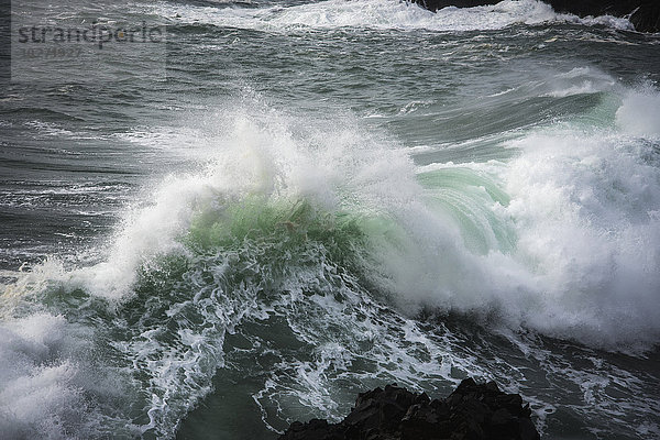 Eine große Welle bricht; Manzanita  Oregon  Vereinigte Staaten von Amerika'.