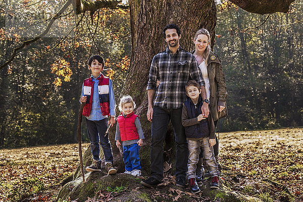 Junge Familie posiert im Herbst im Freien; Langley  British Columbia  Kanada'.