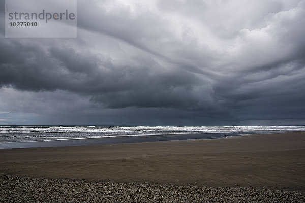 Sturmwolken ziehen über den Strand; Seaside  Oregon  Vereinigte Staaten von Amerika