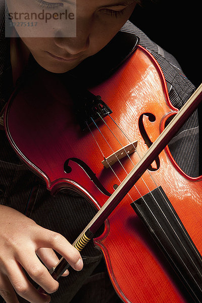 Junge spielt Geige; Edmonton  Alberta  Kanada'.