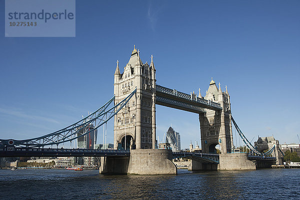 Tower Bridge  die die Themse kreuzt; London  England