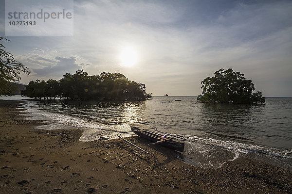 Boot und Mangroven in Areia Branca; Dili  Osttimor'.