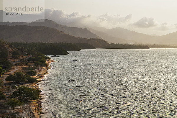 Strand an der Straße von Wetar  in der Nähe von Metinaro; Bezirk Dili  Osttimor