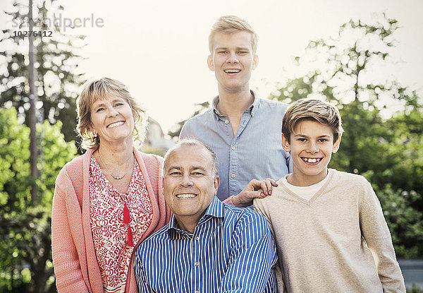 Porträt glücklicher Großeltern und Kinder auf dem Hof