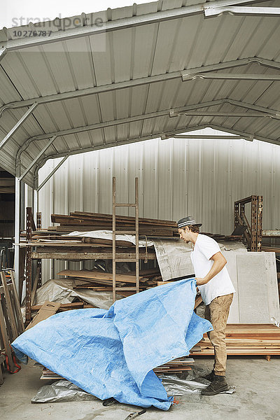 Seitenansicht der Schreinerei Verpackung Holz mit Kunststoff in der Werkstatt