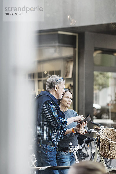 Seniorenpaar mit digitalem Tablett im Freien