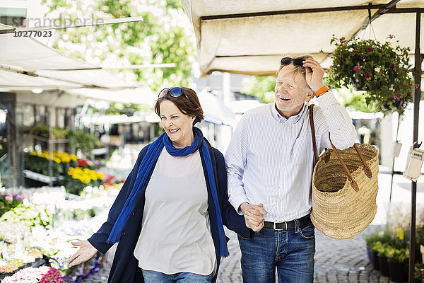 Glückliches Senior-Paar auf dem Blumenmarkt