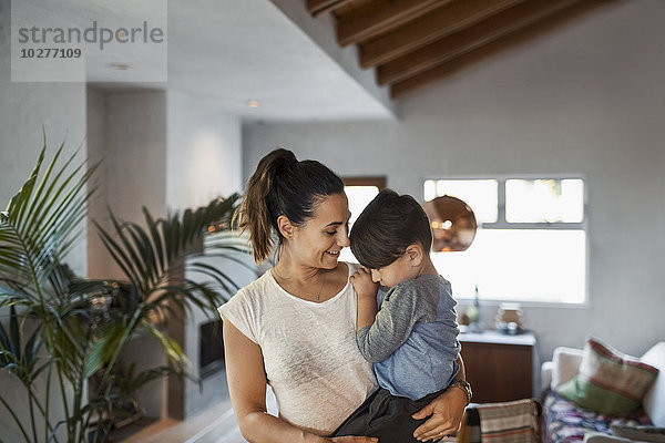 Glückliche Frau mit Sohn zu Hause