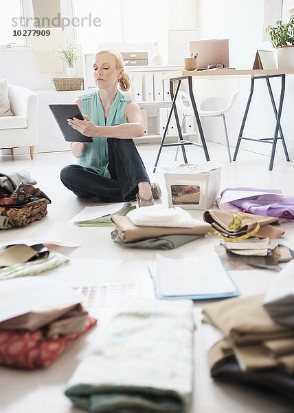 Modedesigner bei der Arbeit im Atelier