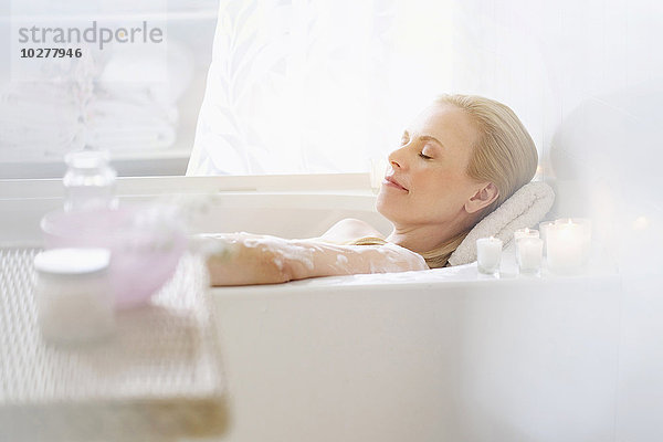 Frau entspannt in der Badewanne